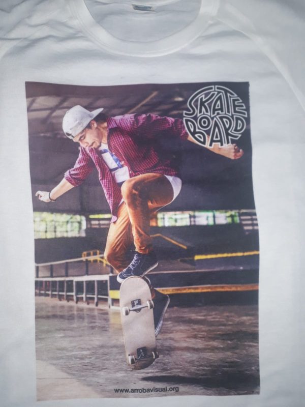 Remera Skate Board con fotografía de muchacho en skate
