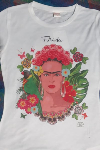 Camiseta Frida rodeada de naturaleza