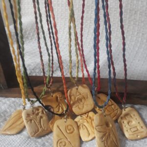 Collares en madera tallada